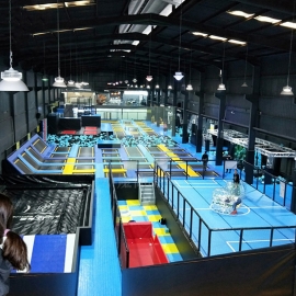 大型成人蹦蹦床酷跑親子公園室內(nèi)淘氣堡兒童樂園游樂設(shè)備廠家定制